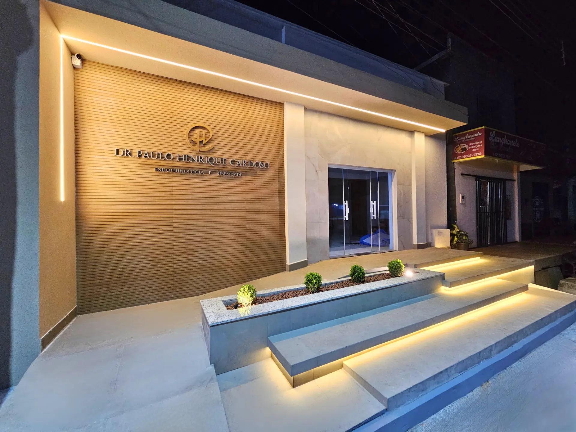 Fachada iluminada da clínica do Dr. Paulo Henrique Cardoso em Campos Belos à noite